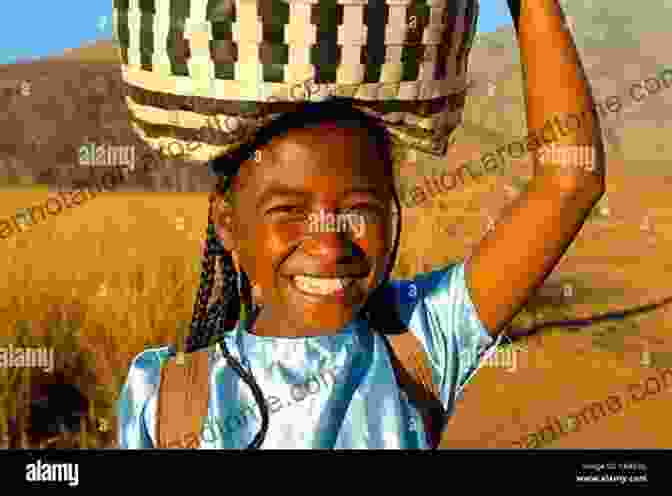 A Young Girl Smiles While Carrying A Heavy Basket On Her Head In Africa Kinder Aus Der Ganzen Welt: Children Around The World (German Library: Dual Language For Beginners 67)